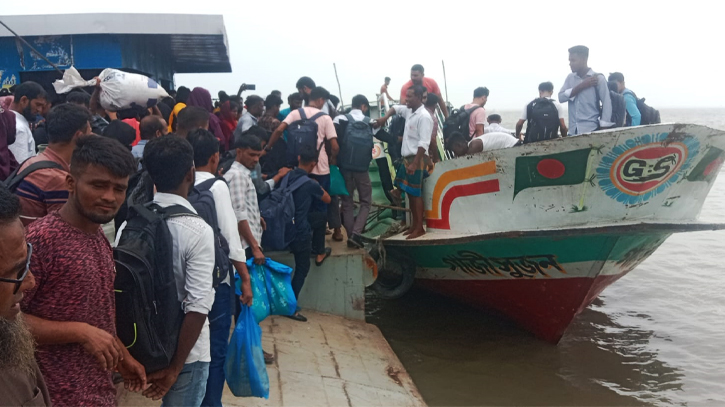 মেঘনার ডেঞ্জার জোনে চলছে অবৈধ ট্রলার ও স্পীড বোট