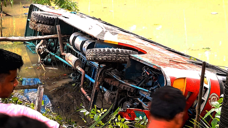 ঝালকাঠিতে যাত্রীবাহী বাস নিয়ন্ত্রণ হারিয়ে পুকুরে, আহত ১৫ 