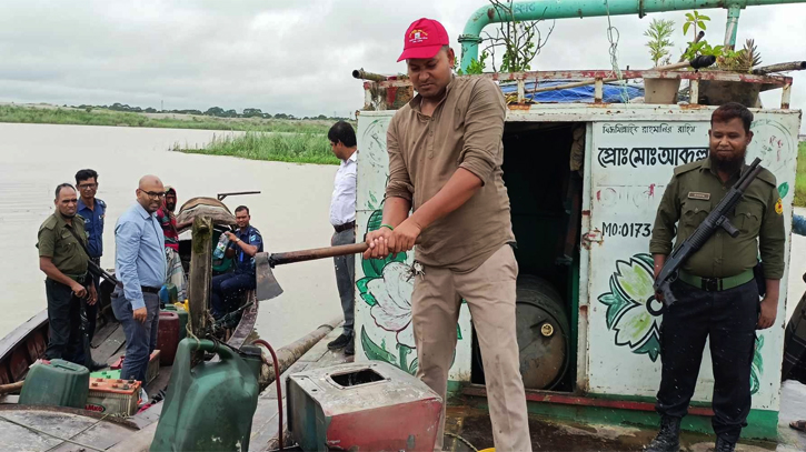 মাদারীপুরের শিবচরে অবৈধভাবে বালু উত্তোলনের দায়ে ৩ ড্রেজার ধ্বংস