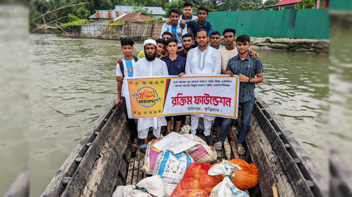 উলিপুরে বানভাসি মানুষের মাঝে খাবার বিতরণ