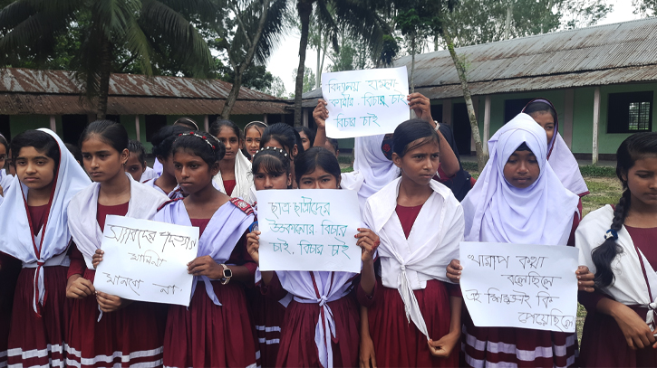 পদত্যাগে বাধ্য সেই ৪ শিক্ষককে ফুলেল শুভেচ্ছায় ফেরালেন শিক্ষার্থীরা