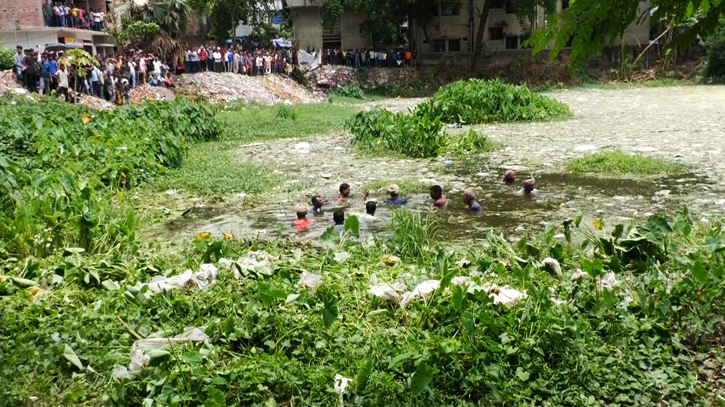 আলামত উদ্ধারে গ্যাস বাবুকে নিয়ে পুকুরে অভিযান