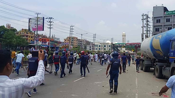 আশুলিয়ায় মহাসড়ক অবরোধ করে বাস ভাংচুর, আহত ৩