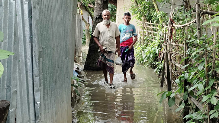 বগুড়ায় কাউন্সিলরের বাড়ির রাস্তা ঢালাই, পানিতে ভাসে জনগণ