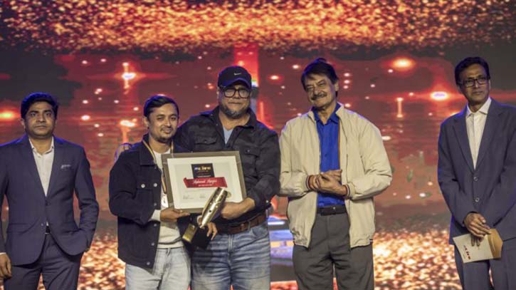 Mahmud Manjur wins lyricist of the year at CJFB awards