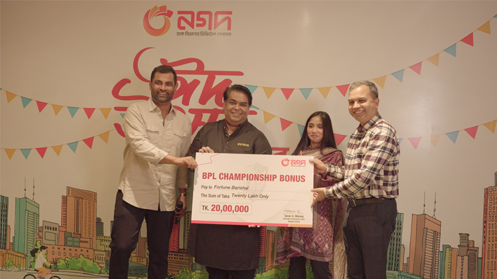 Nagad hands over promised BDT 20 lakh to BPL champions Barishal