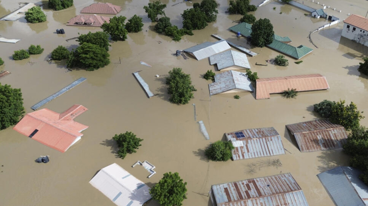 Nigeria floods kill 30, 400,000 displaced