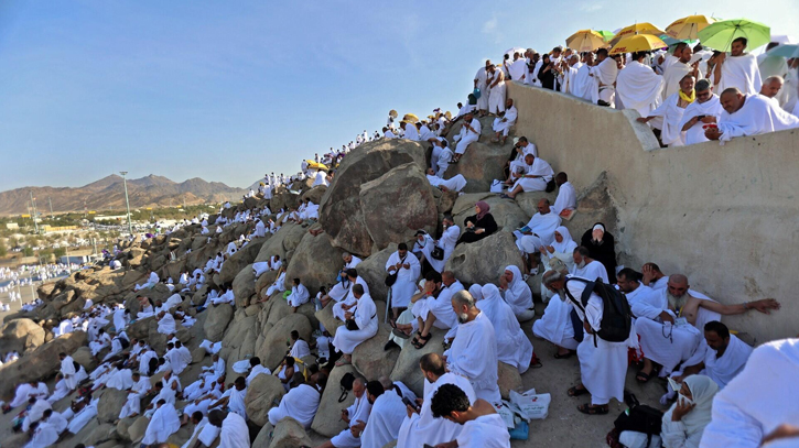 Muslim pilgrims converge at Mount Arafat for daylong worship