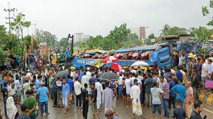 1 killed, 14 injured by bus overturns in Chattogram