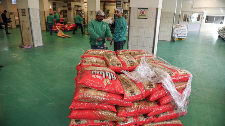 Egyptian Food Bank prepares free food boxes for Gaza