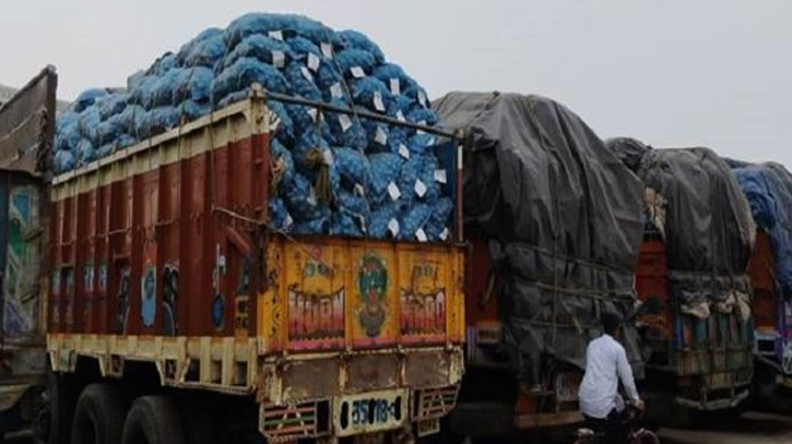 200 metric tonnes of potatoes imported from India through Benapole port