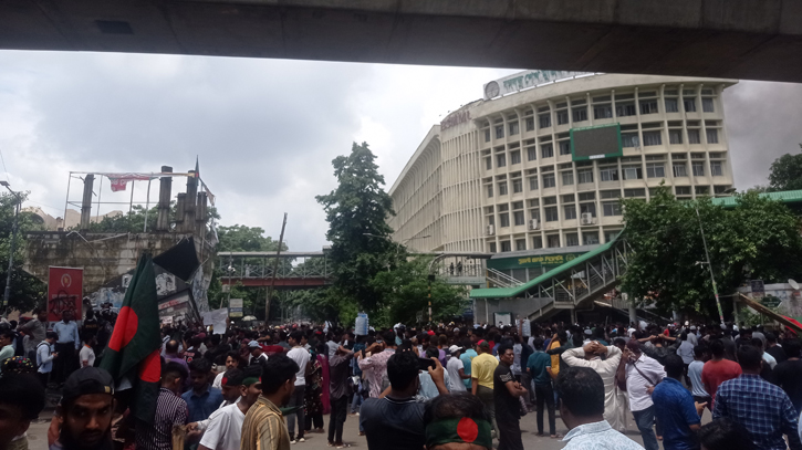 Protesters begin to assemble at Shahbagh