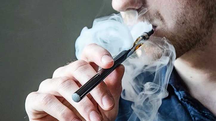 Govt bans import of e-cigarettes