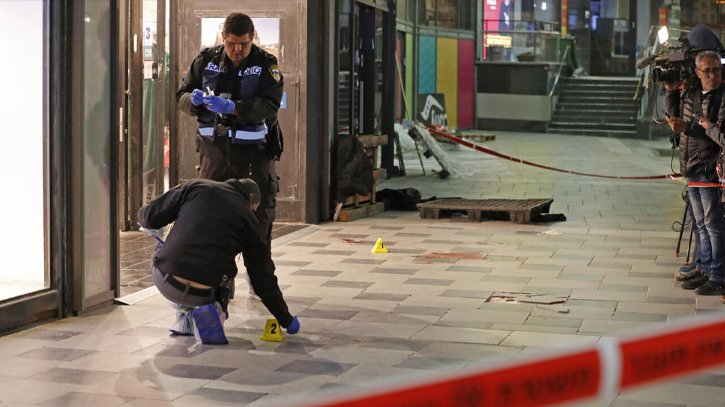 Three wounded in Israel knife attack : emergency services