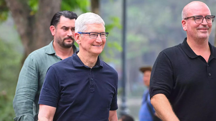 Apple announces Vietnam spending boost as CEO visits Hanoi