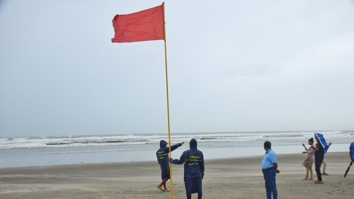 Cyclone Remal moves northwards over Bay