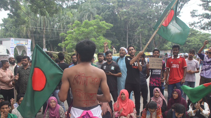 Bangla Blockade: IU students block Kushtia-Khulna highway