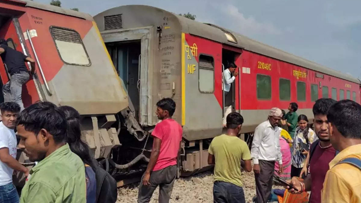 Passenger train derails in India, killing 2 and injuring 20 others