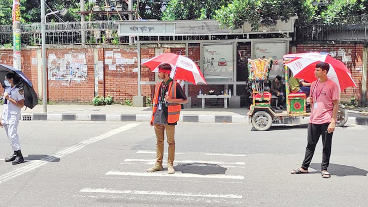 Bashundhara Shubasangh distributes umbrellas to students