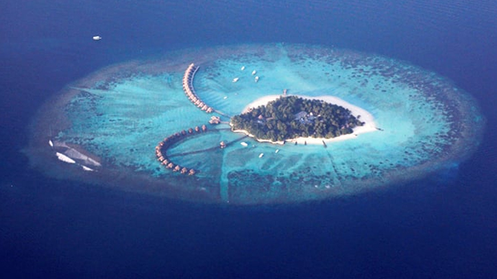 Low-lying Maldives seeks easier funding to battle waves