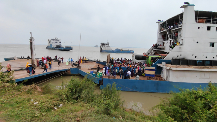 Heavy crowds but smooth Eid travel at Paturia Ghat