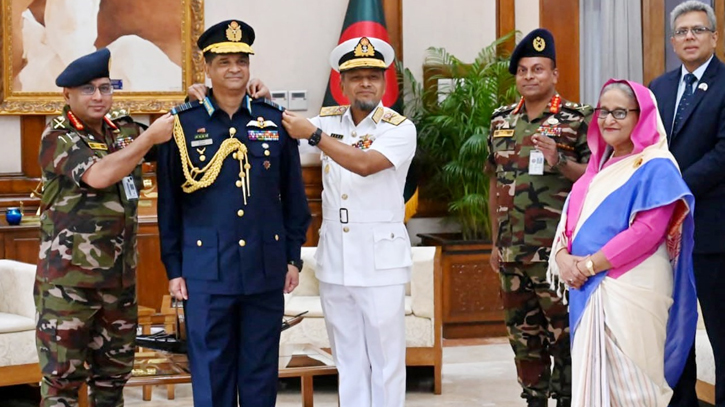 Air Force Chief decorated with rank badge of Air Chief Marshal