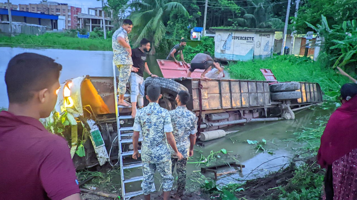 Bus overturns in Sylhet, 25 passengers injured seriously