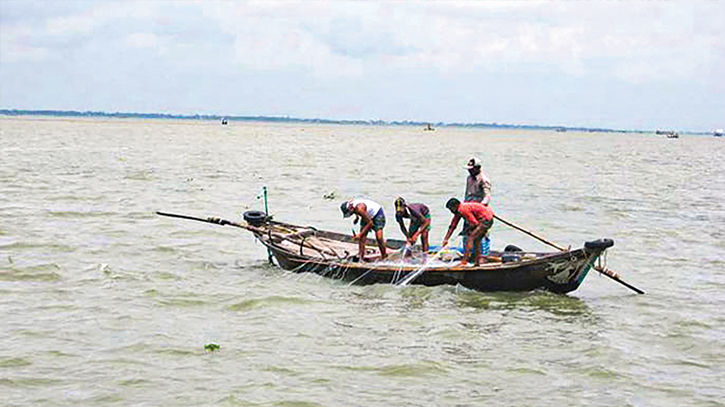 Poor hilsa catch disappoints Bhola fishermen in the peak season