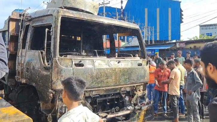 2 garment workers die as truck runs them over in Gazipur