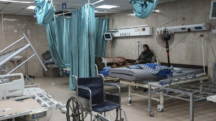 Hospital in central Gaza empties out as Israeli forces draw near