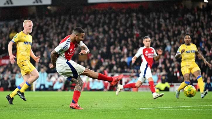 Arsenal closes gap on Liverpool