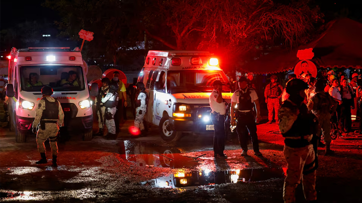 Four killed as stage collapses at Mexico rally