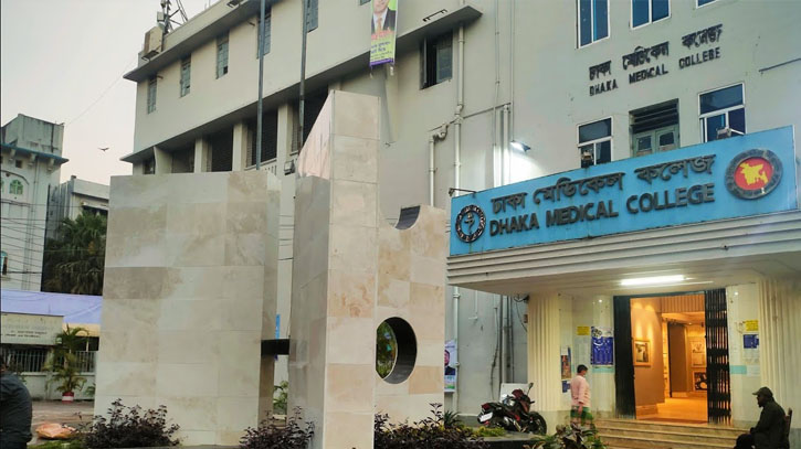 Unidentified man found dead beside DMCH new building