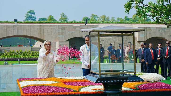 PM pays tribute to Mahatma Gandhi at Delhi