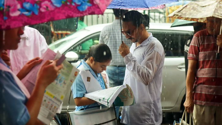 Rain disrupts HSC examinees’ commute to exam centers