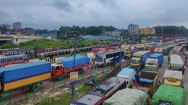 Traffic disruption on Dhaka-Tangail Highway due to workers’ demonstration