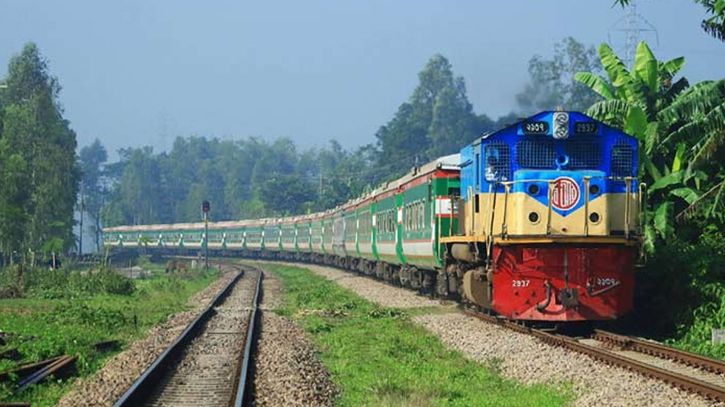 Burimari Express derails in Pabna