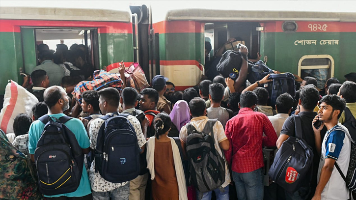 Holidaymakers flood Kamalapur Railway Station ahead of Eid