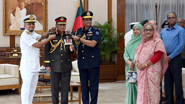 PM adorns new Army Chief with rank badge of General