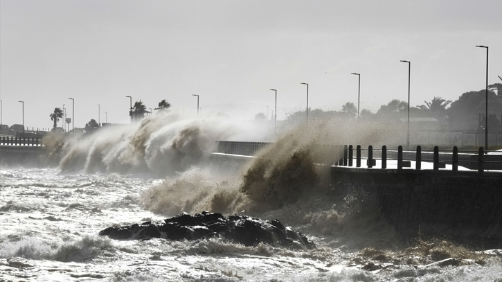 Nearly 1,000 homes in Cape Town destroyed by storms 