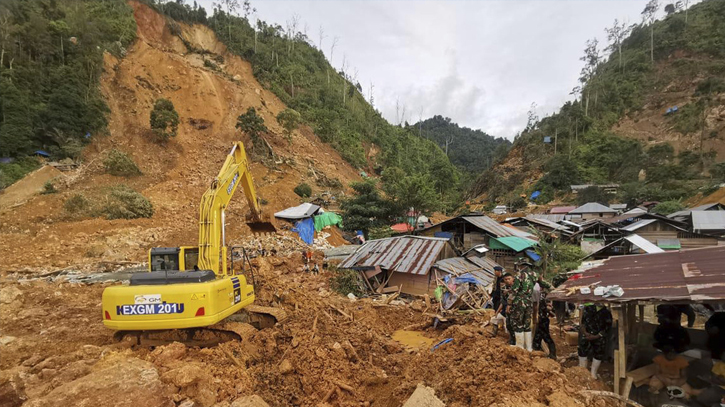 Heavy rains halt search for 30 people missing in Indonesian landslide