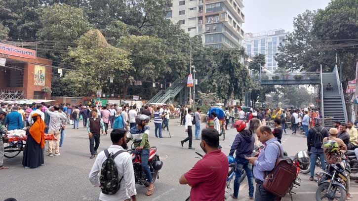 Titumir College students barricade road with bamboo on day 5 of hunger strike