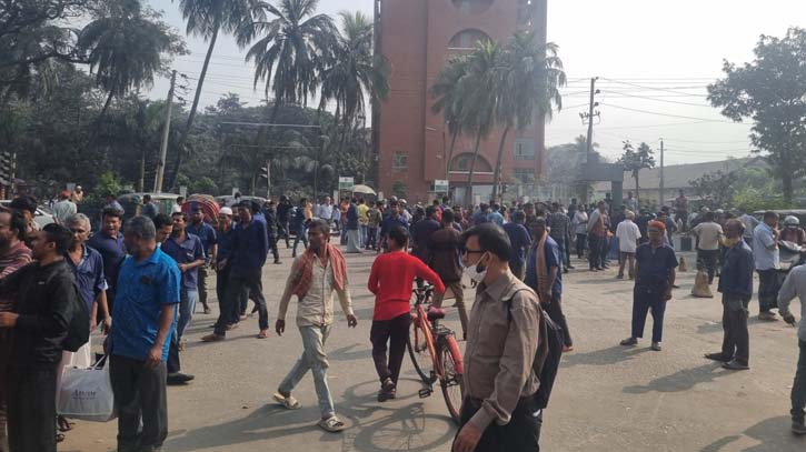 CNG drivers block parts of Mirpur Road protesting govt decision to enforce metre usage