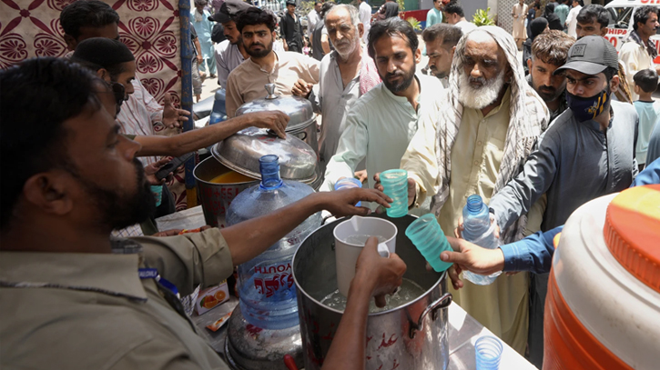 Hundreds of people suffer heatstroke in Pakistan