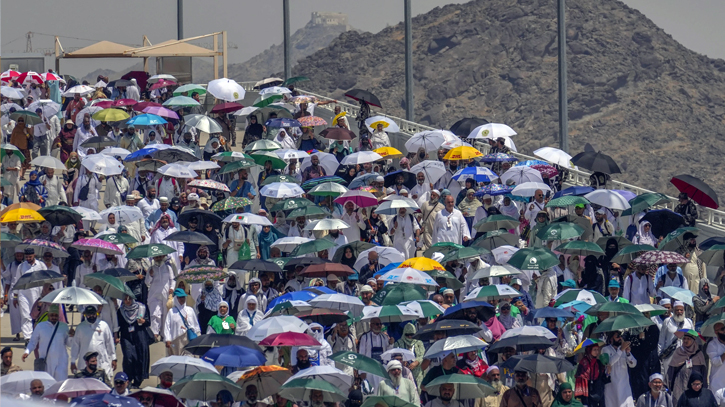 Muslim pilgrims wrap up the Hajj with circling of the Kaaba