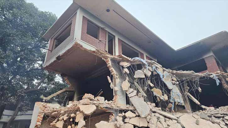 Demolishing Mujib’s house at Dhanmondi-32 resumes after dawn