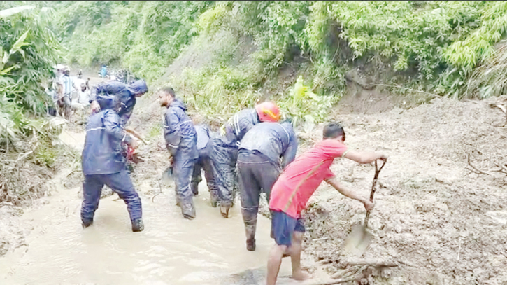 Heavy rainfall triggers landslide, blocks Bandarban roads 