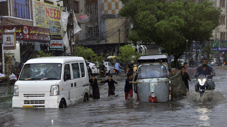 Heavy winter rains in Pakistan kill at least 29