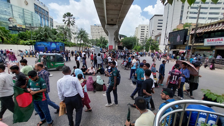 Quota protesters’ nationwide Bangla Blockade brings commute to a standstill