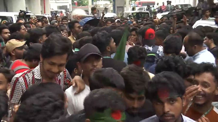 Students gathered in front of secretariat